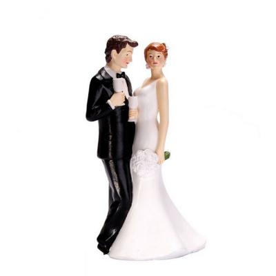 Très belle figurine couple mariés en noir et blanc pour décorer votre table et gateau de mariés