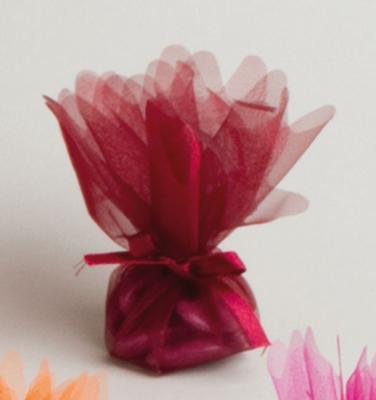 Pour une décoration de table mariage, déposez vos dragées dans ce rond tulle bordeau  et fermez avec un ruban satin muni d'une étiquette porte nom et d'une mini fleur.