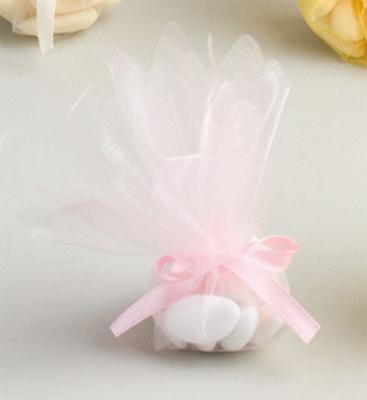 Pour un baptême ou un mariage, déposez vos dragées dans ce rond tulle rose  et fermez avec un ruban satin muni d'une étiquette porte nom bébé et d'une mini fleur.
