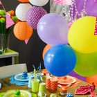 Une decoration de table a pois multicolores ideal pour un anniversaire ou un bapteme.