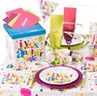 Decoration de table Joyeux anniversaire multicolore.