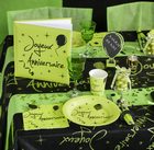 Deco de table Joyeux anniversaire en vert anis et noir.