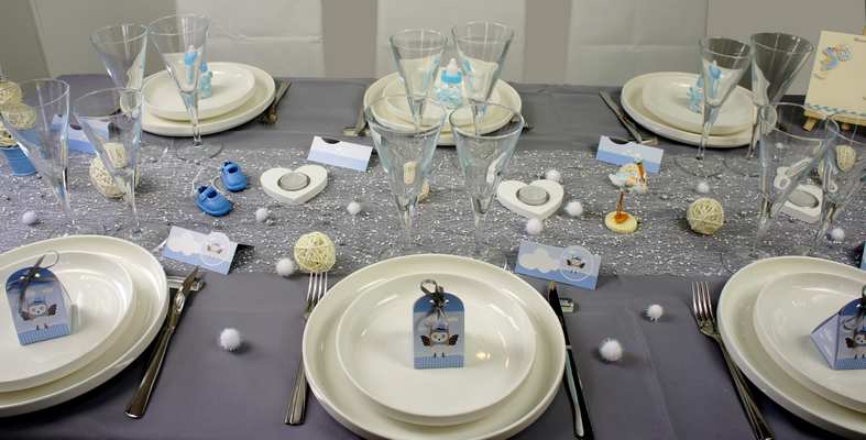 Idées de décoration de table bleu et turquoise pour un baptême de garçon