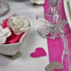 Decoration de table romantique, coeurs roses, fleurs et papillons.