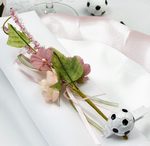 assiette jetable, marque place foot et mini bouquet de fleur.