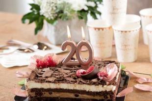 Bougie gâteau anniversaire chiffre 18 coloris rose gold sur pic