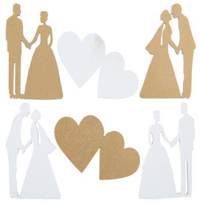 Assortiment en bois de 18 sujets ou confettis mariage à parsemer, 9  représentants 2 cœurs blanc et 9 représentants un couple de mariés coloris or.