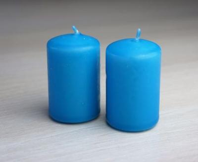 Décoration de table mariage lumineuse avec ces bougies cylindriques turquoise D4cm hauteur 6cm