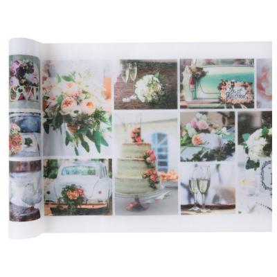 Chemin de table mariage de 30 cm de large et 5 mètres de long avec un patchwork de photos évoquant le mariage, voitures des mariés, bouquets des mariés, flutes à champagne, colombe…