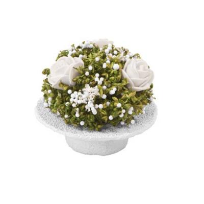 Un chapeau coloris blanc (7,5 cm) garnis de fleurettes et feuillage sèchés et de 2 roses blanches artificielles