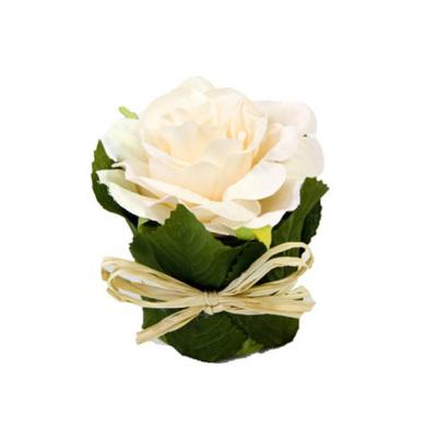 Lot de 3 minis  roses blanches en tissus piquées dans de la mousse polystyrène recouverte de feuilles en tissus vert.