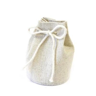 Contenant dragées en tissus forme aumonière ou sac de marin coloris ivoire pour offrir vos dragées à l'occasion d'un mariage ou d'un baptême