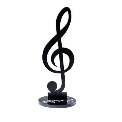 Une clé de sol en bois sur socle, coloris noir de 25cm de haut pour vos décorations de table thème musique.