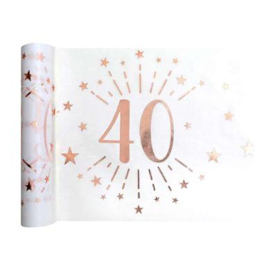 5 Mètres chemin de table anniversaire 40 ans en intissé, fond blanc, impression du chiffre 40 et d'étoiles rose gold métallisé.