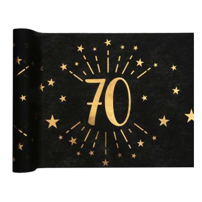 5 Mètres chemin de table anniversaire 70 ans en intissé, fond noir, impression du chiffre 70 et d'étoiles coloris or métallisé.