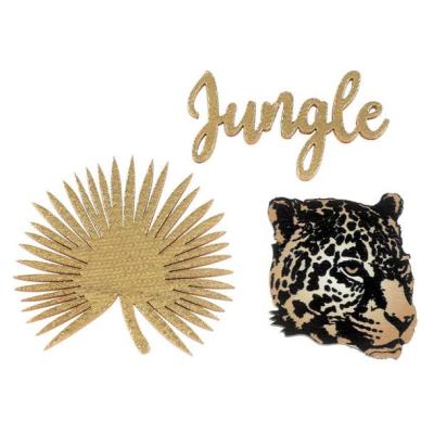 3 Confettis en bois coloris noir et or, une tête de léopard, une feuille et le mot jungle