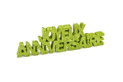 La touche finale à votre décoration de table anniversaire avec cette déco table  joyeux anniversaire vert anis pailleté à poser sur votre nappe ou sur votre chemin de table à côté de vos bougies et photophores
