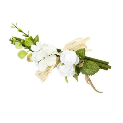 Boutons de roses blancs et petites fleurs blancheS noués sur 3 batonnets de bois avec du raphia, vendus en lot de 2 ,une décoration de fleurs artificielles idéale pour vos tables de fêtes.