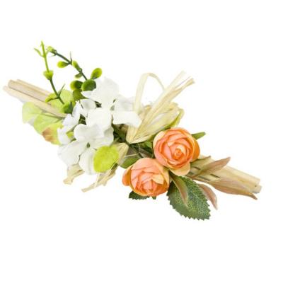 Boutons de roses coloris corail et petites fleurs blanche noués sur 3 batonnets de bois avec du raphia, vendus en lot de 2 ,une décoration de fleurs artificielles idéale pour vos tables de fêtes.