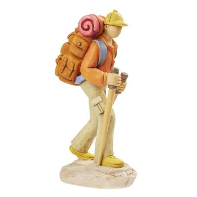 Très belle figurine de randonneur avec ses bâtons de marche et son sac à dos, idéale pour fêter l'anniversaire d'un passionné de marche et montagne.