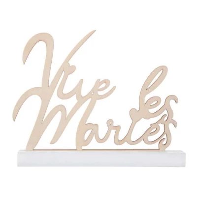 Les mots Vive les mariés en bois naturel fixé sur un support en bois peint en blanc