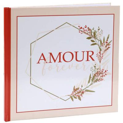 Un livre d'or mariage avec en couverture un décor de feuillages, avec l'inscription Amour forever et sur le pourtour un cadre dans les tons rose poudré et terracota