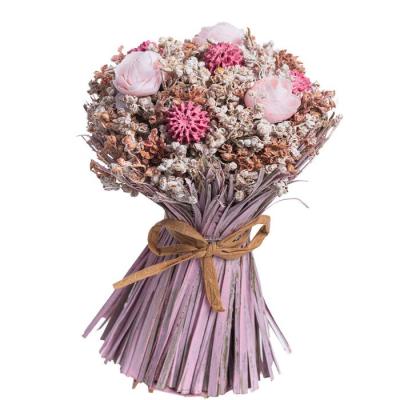 Petit bouquet rond à poser, de fleurs séchées et roses artificielles dans les tons rose et pêche