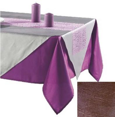 Une table élégante avec cette nappe en taffetas chocolat de 140 cm x 240 cm.