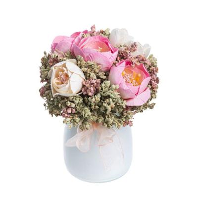 Très belle composition présentée dans un pot en verre peint en blanc, de renoncules en papier coloris blanc et rose avec des petites fleurs séchées
