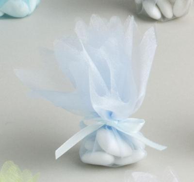 Pour un baptême ou un mariage, déposez vos dragées dans ce rond tulle bleu ciel et fermez avec un ruban satin muni d'une étiquette porte nom bébé ou papillon et d'une mini fleur.
