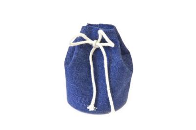 Ce petit sac marin coloris jean fermé par une cordelette est un contenant à dragées original et tendance pour une déco mariage ou baptême,