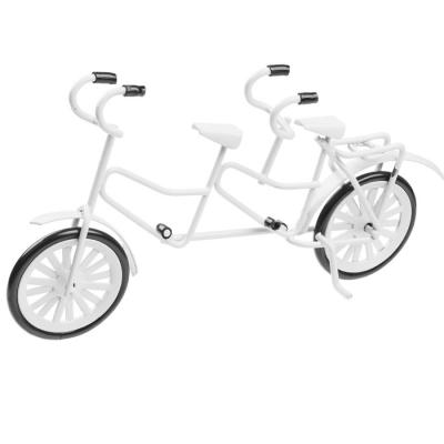 Un vélo tandem miniature en métal blanc de 12 cm pour vos décorations de table de fêtes