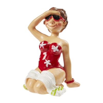 Vacanciere en maillot de bain et lunettes de soleil rouge pour évoquer à l'occasion d'une fête d'anniversaire  un prochain départ en vacances au soleil