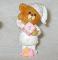 Une figurine en résine ourson rose et blanche pour la décoration de table d'un baptême fille