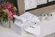 Une urne tirelire forme valise en carton blanc à personnaliser à l'occasion d'un mariage, d'un anniversaire ou d'un baptême