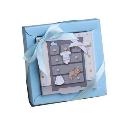 Très mignonne cette boite à dragées Commode pastel avec ses coloris bleu, gris blanc pour un baptême garçon