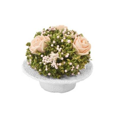 Un chapeau coloris blanc  (7,5 cm) garnis de fleurettes et feuillage sèchés et de 2 roses rose artificielles