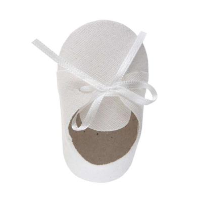 4 Petits chaussons coloris blancavec du ruban satin comme lacet, contenants pour dragées baptême.