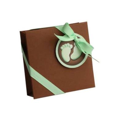 Très élégante cette boite à dragées coloris chocolat, à personnaliser avec du raphia naturel