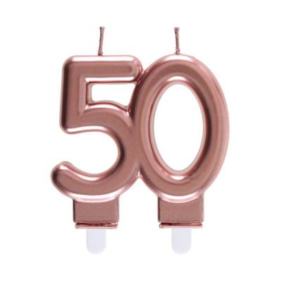 Une bougie d'anniversaire 50 ans coloris  rose gold formant le chiffre 50 à piquer sur le gâteau.