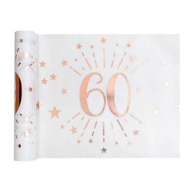 5 Mètres chemin de table anniversaire 60 ans en intissé, fond blanc, impression du chiffre 60 et d'étoiles rose gold métallisé.