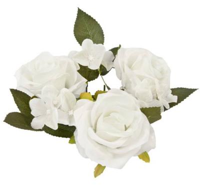 Un centre de table florale composé de 3 roses tissus blanc, de petites fleurs blanches et feuillage