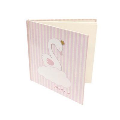 Un livre d'or  de 20 cm x 20 cm,  40 feuilles blanches, coloris blanc et rose avec  le dessin d'un cigne posé sur un nuage et l'inscription petite princesse dessous.