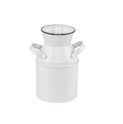 Un mini pot à lait décoratif avec 2 anses en métal blanc, hauteur 10 cm, diamètre 6 cm, pour une décoration de table ambiance vintage.