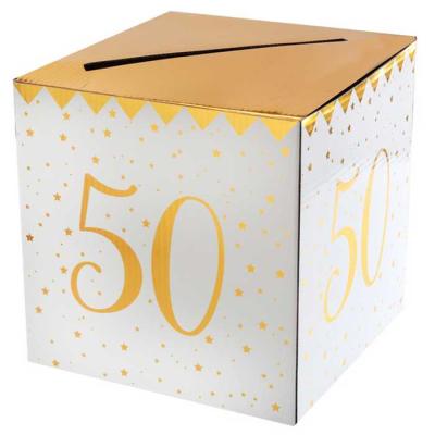 Très belle urne tirelire anniversaire 50 ans en carton coloris blanc et or métallisé, de 20 cm x 20 cm avec l'inscription du chiffre  50 au centre des 4 faces.