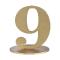 En bois coloris or, le chiffre 9 posé sur son  support à utiliser comme marque table ou en déco de table anniversaire.